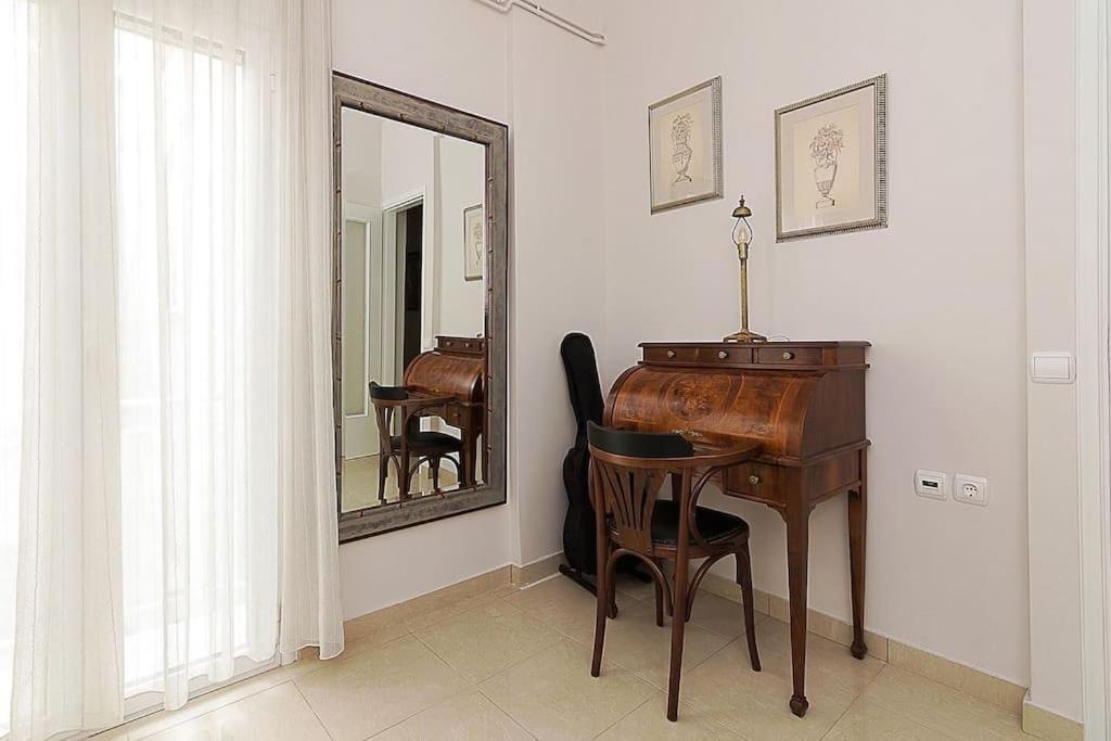 A Unique Apartment In The Historical Center-3Bds Athen Eksteriør billede